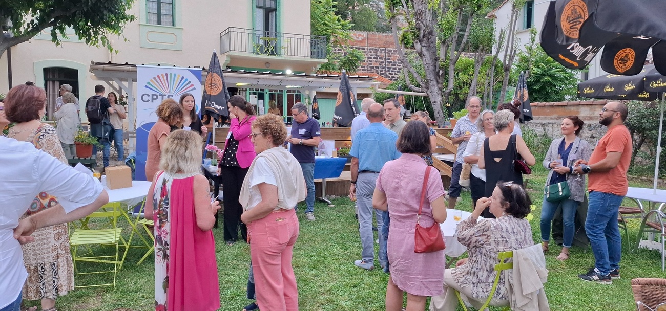 Professionnels de santé réunis lors d'une soirée conviviale organisée par la CPTS Vallée du Tech dans un jardin, favorisant les échanges et la cohésion entre les acteurs du territoire.