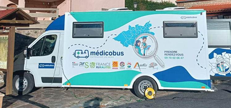 Médicobus de la CPTS Vallée du Tech stationné dans une commune pour proposer des consultations médicales de proximité.