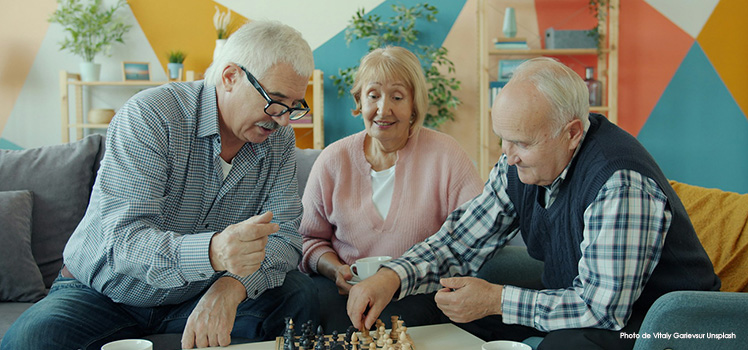 Seniors participant à une activité de stimulation cognitive dans le cadre d'un accueil de jour itinérant en Haut-Vallespir pour préserver l'autonomie et le lien social.