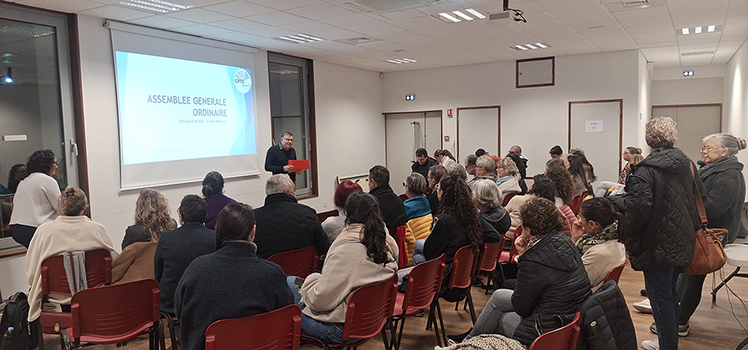 Assemblée générale ordinaire d’une association avec présentation des bilans et échanges entre adhérents dans une salle de réunion.