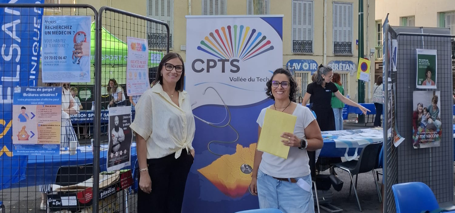 Photographie de Saliha Zitouni, assistante de coordination de la CPTS Vallée du Tech, à gauche, et de Céline Busquets, coordinatrice, à droite, devant le stand de la CPTS Vallée du Tech lors d'un forum dédié à la santé.