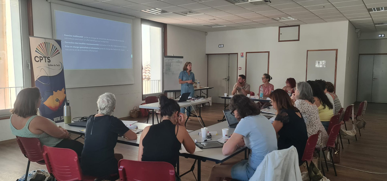 Formation ICOPE organisée par la CPTS Vallée du Tech : des professionnels de santé participent à une session de formation en salle, autour d'une présentation sur le repérage de la fragilité chez les personnes âgées.