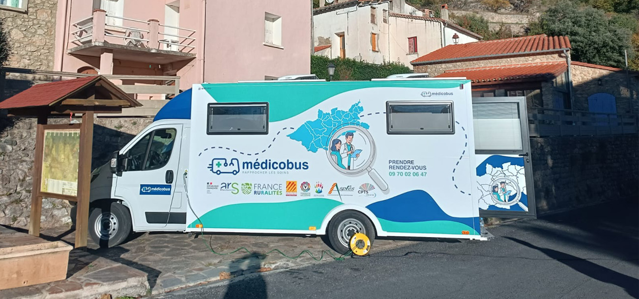 Médicobus de la CPTS Vallée du Tech stationné dans une commune pour proposer des consultations médicales de proximité.