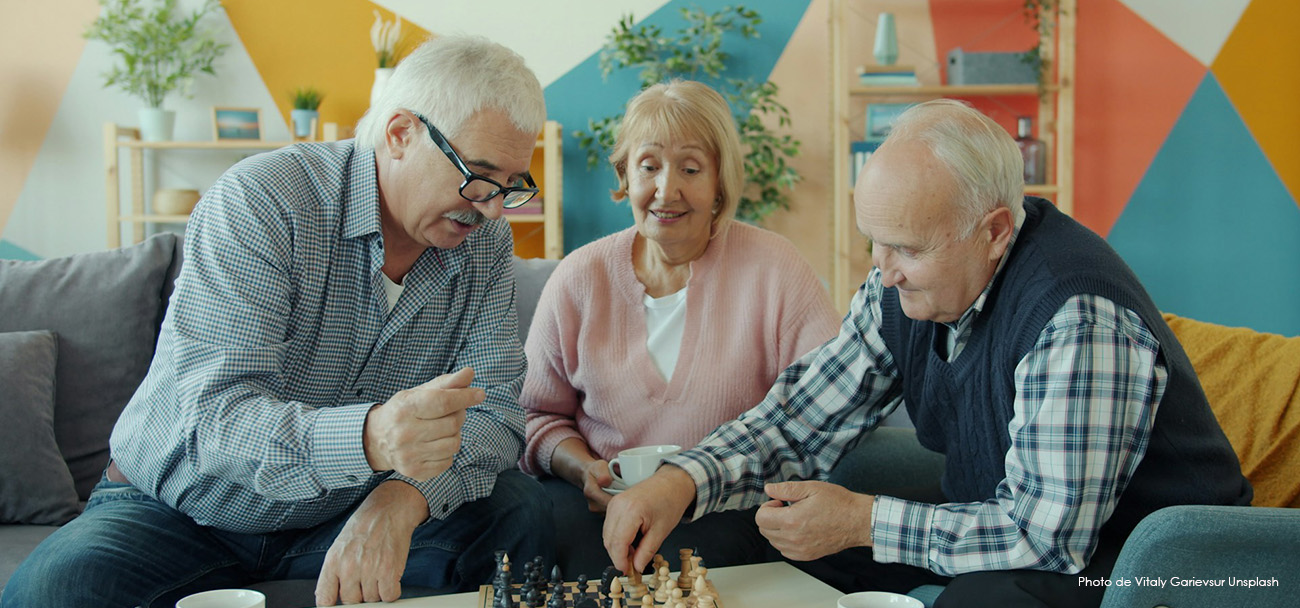 Seniors participant à une activité de stimulation cognitive dans le cadre d'un accueil de jour itinérant en Haut-Vallespir pour préserver l'autonomie et le lien social.