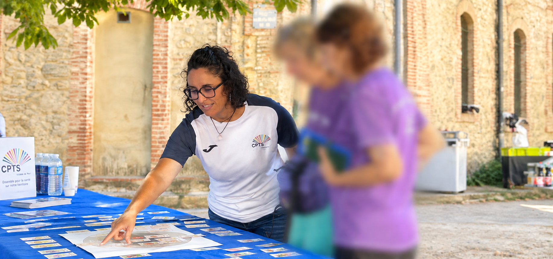 Sensibilisation à la prévention lors de la Ronde de Cérétane : une représentante de la CPTS échange avec des participantes autour des outils de prévention.